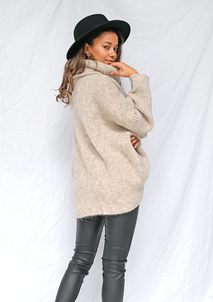 Sweter z golfem oversize A007 Beżowy ILM