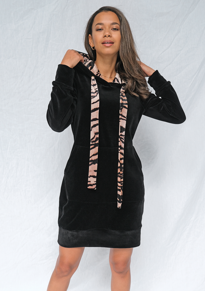 Sukienka welurowa z kapturem Wild Czarna