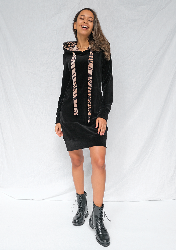 Sukienka welurowa z kapturem Wild Czarna