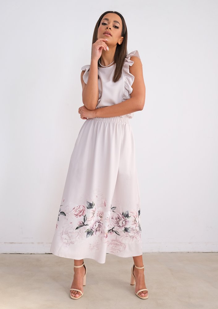 Light-coloured dress with flower print and frills