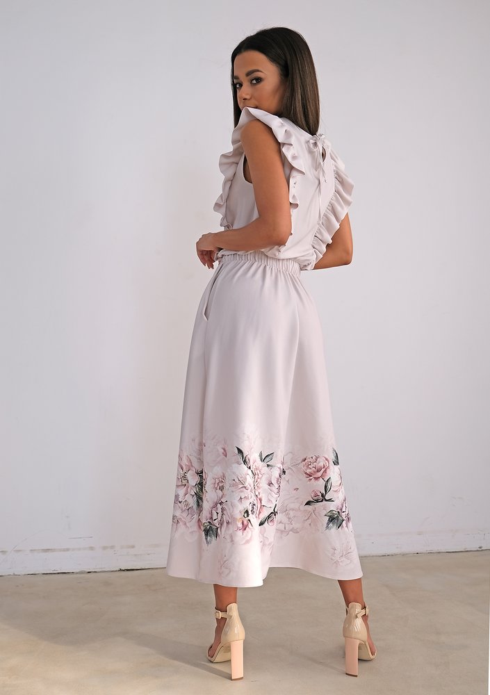 Light-coloured dress with flower print and frills