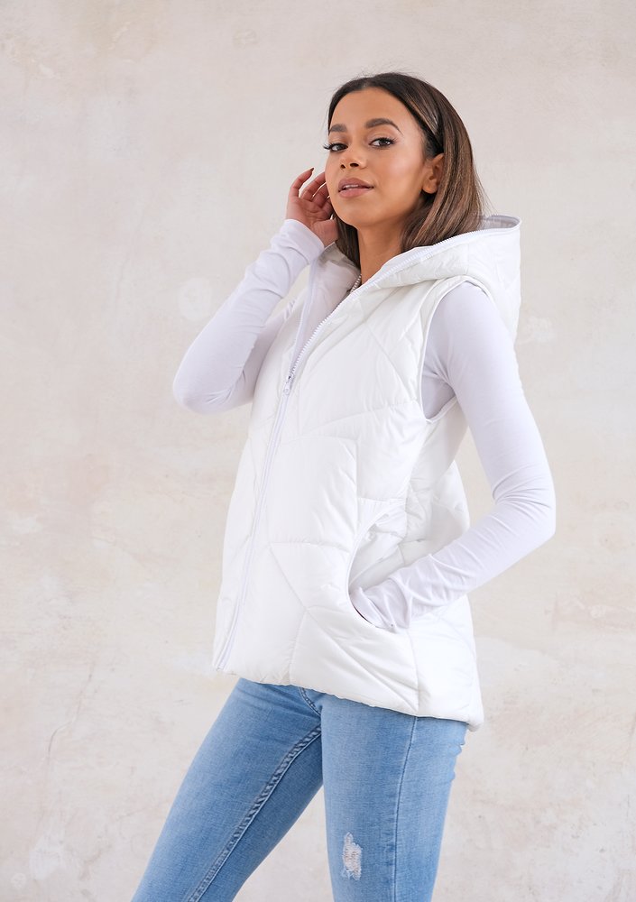 Quilted sleeveless ecrue jacket