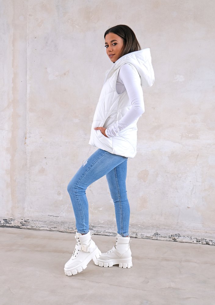 Quilted sleeveless ecrue jacket