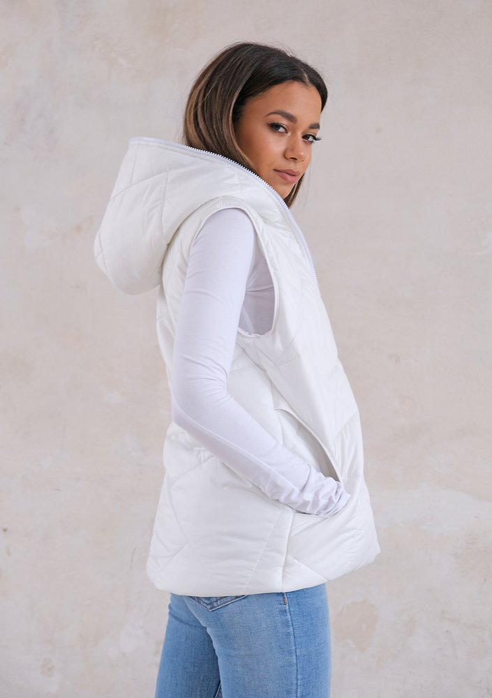 Quilted sleeveless ecrue jacket