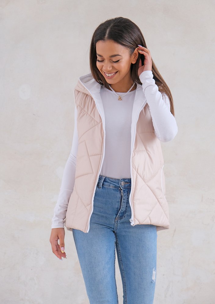 Quilted sleeveless beige jacket