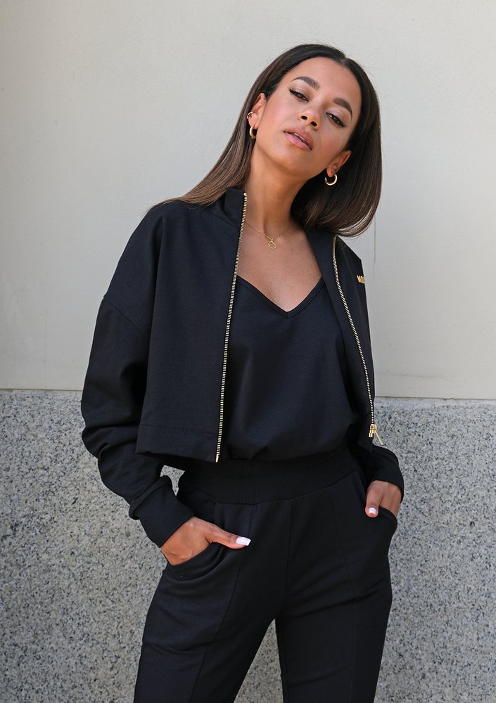 Short black sweatshirt with a zipper closure