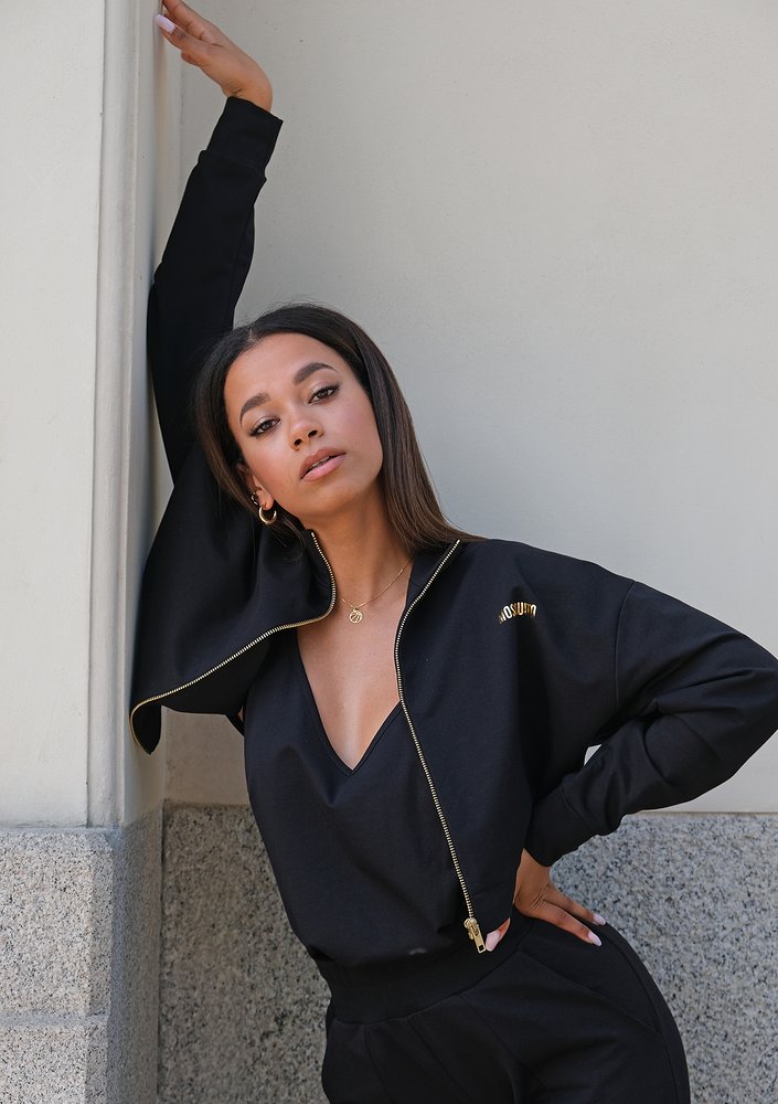 Short black sweatshirt with a zipper closure