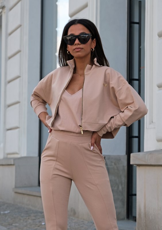 Short beige sweatshirt with a zipper closure