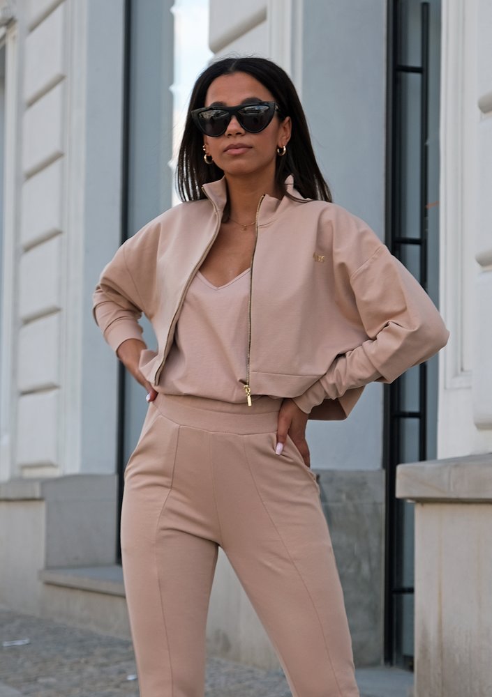 Short beige sweatshirt with a zipper closure