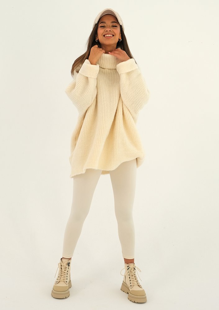 Sweter z golfem oversize A007 Kremowy ILM