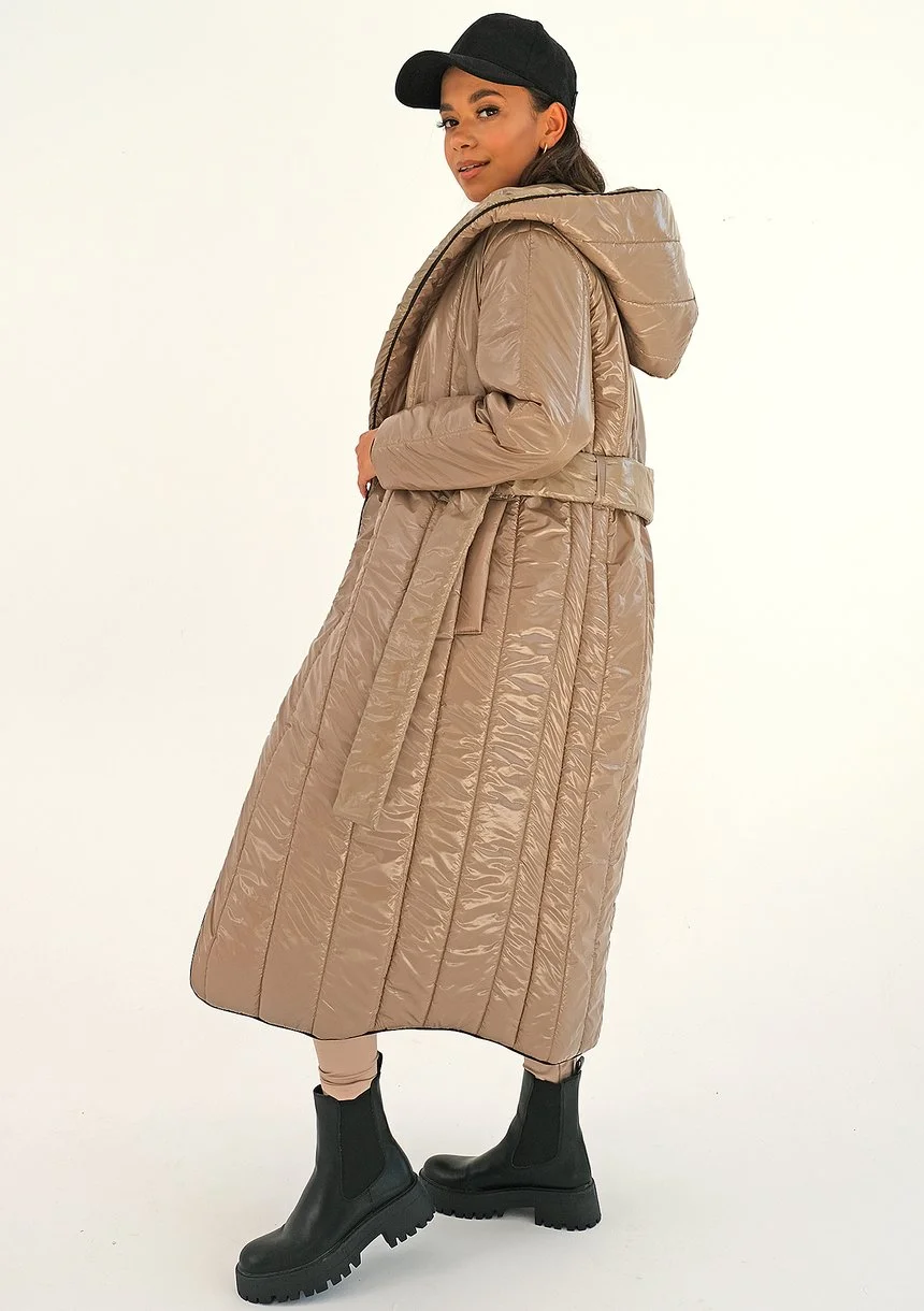 Pikowany płaszcz wiązany w talii Latte ILM