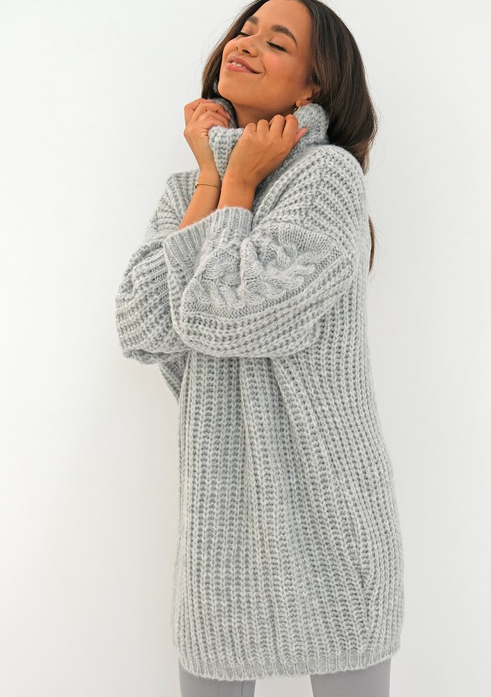 Loose turtleneck grey plaited sweater