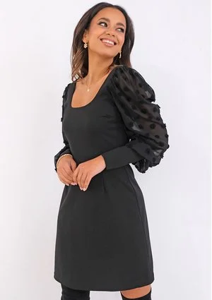 Nadine - sukienka z szyfonowym rękawem Czarna