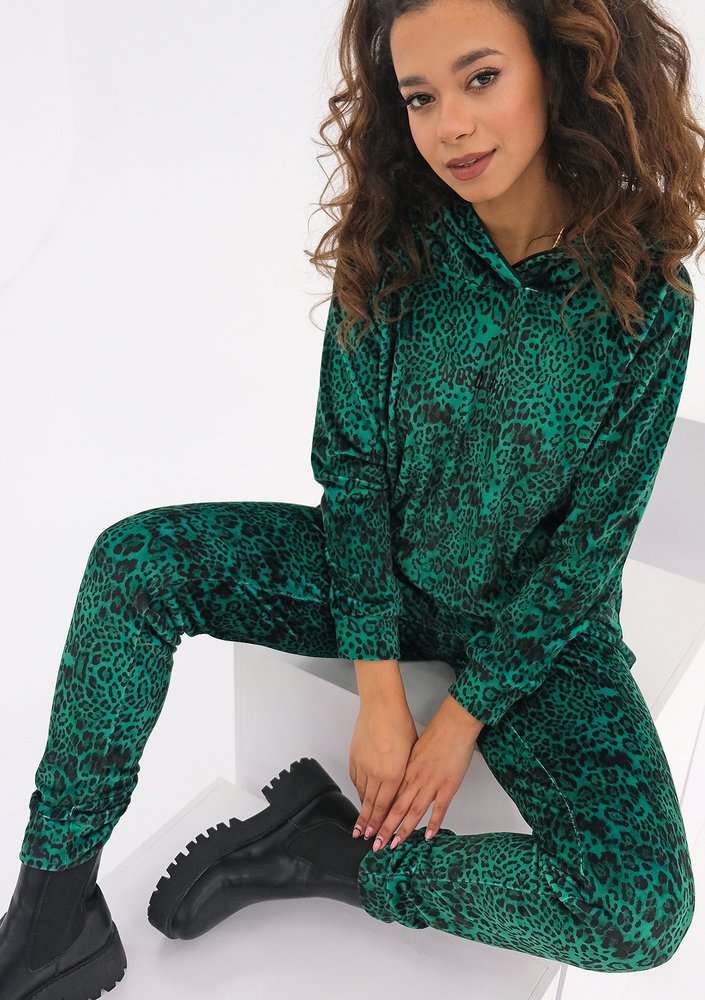 Queens - green dotted velvet sweatpants