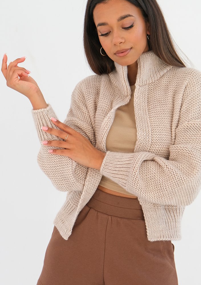Svena - short beige cardigan