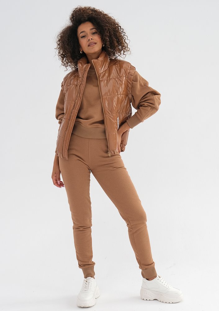 Abi - Quilted caramel brown sleeveless jacket