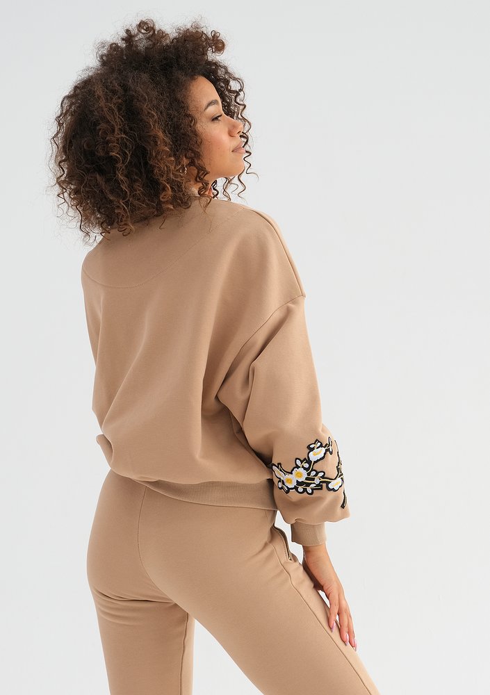 Kindy - Latte beige embroidered sweatshirt