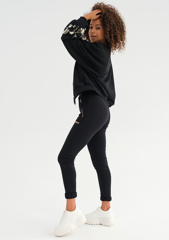 Kindy - Black embroidered sweatshirt