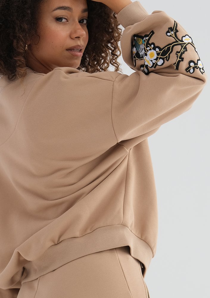 Kindy - Latte beige embroidered sweatshirt