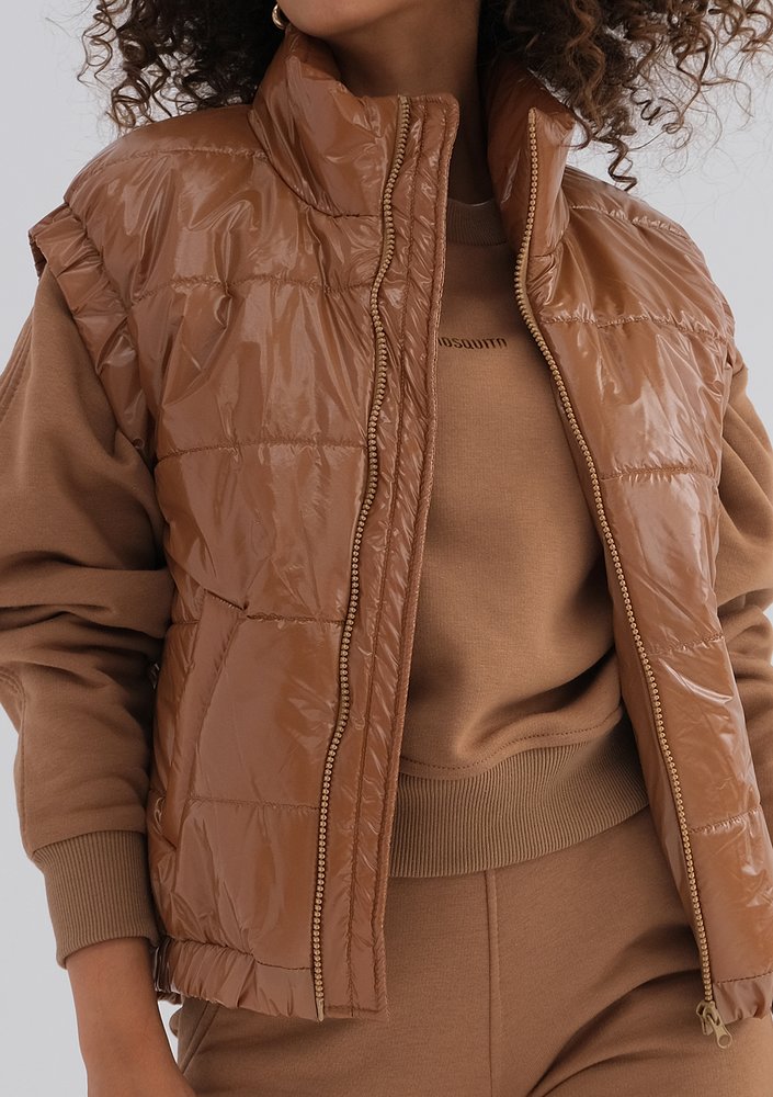 Abi - Quilted caramel brown sleeveless jacket