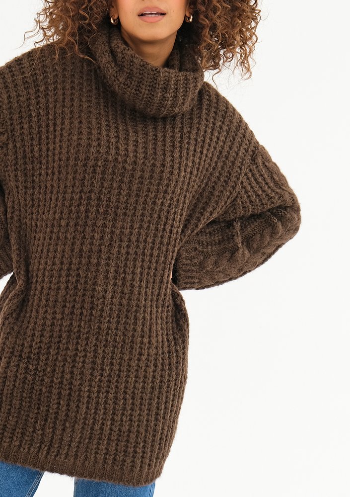 Ingrid - Loose brown turtleneck sweater