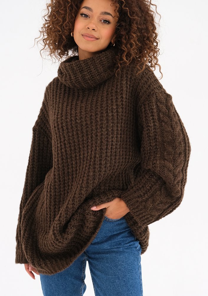 Ingrid - Loose brown turtleneck sweater