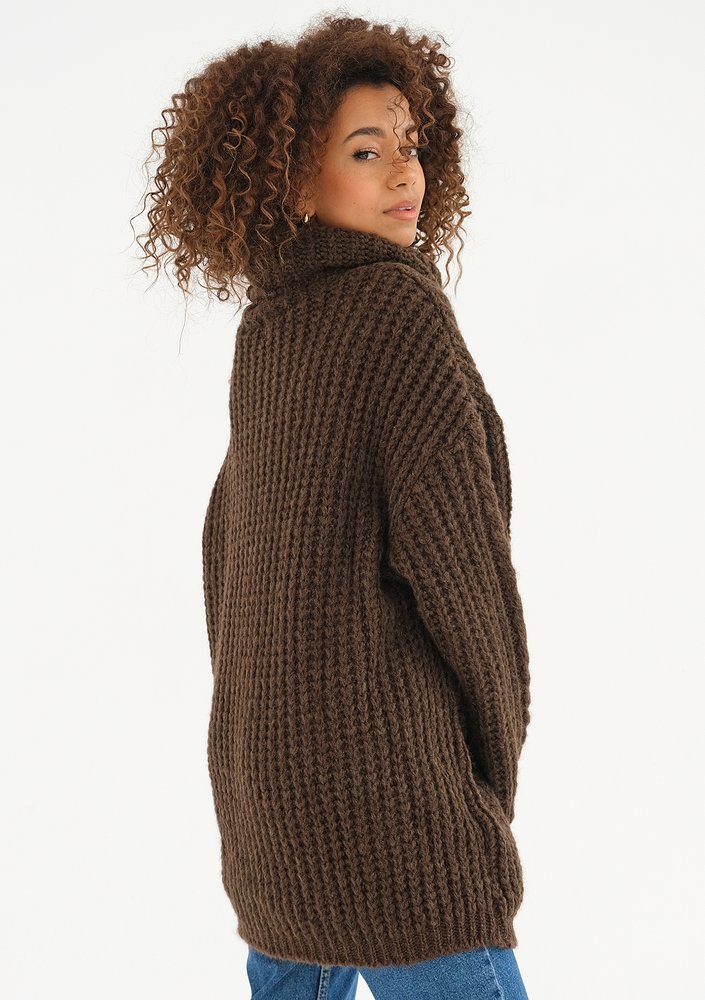Ingrid - Loose brown turtleneck sweater