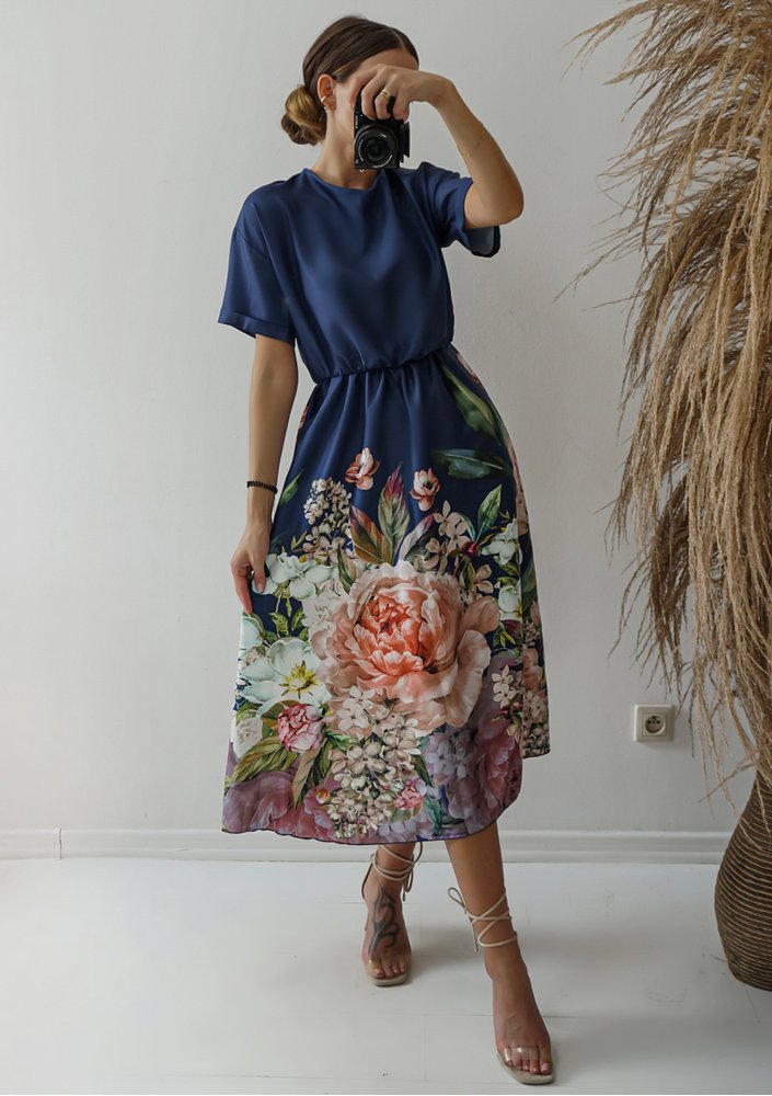 Sukienka midi z kwiatowym borderem granatowa