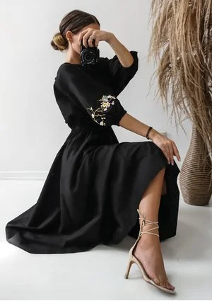 Mabel - Embroidered black midi dress