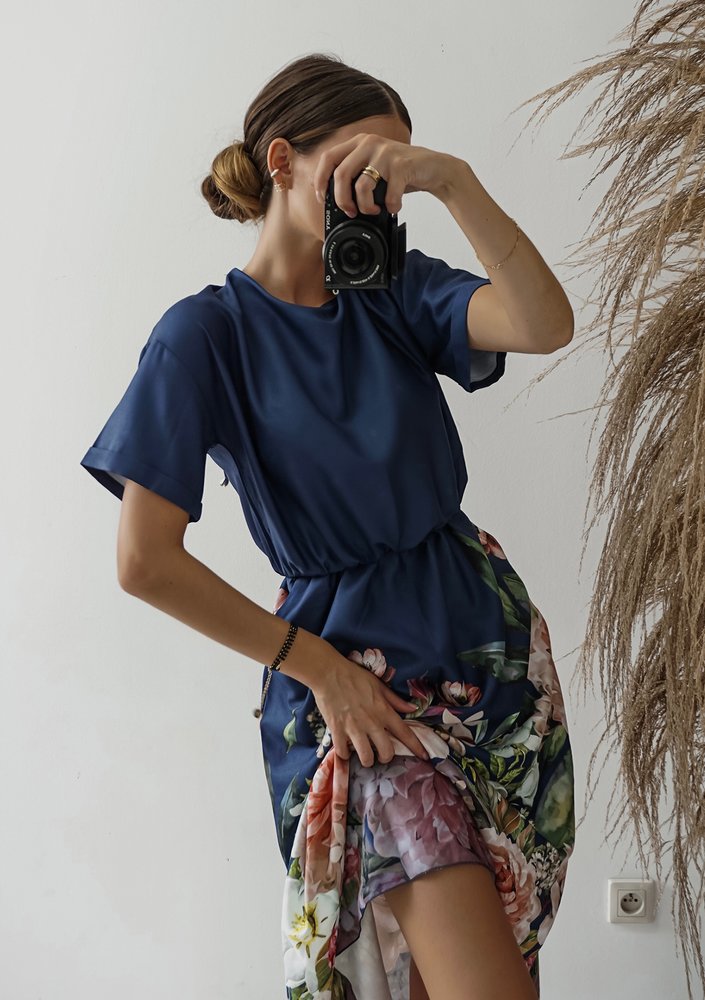 Sukienka midi z kwiatowym borderem granatowa