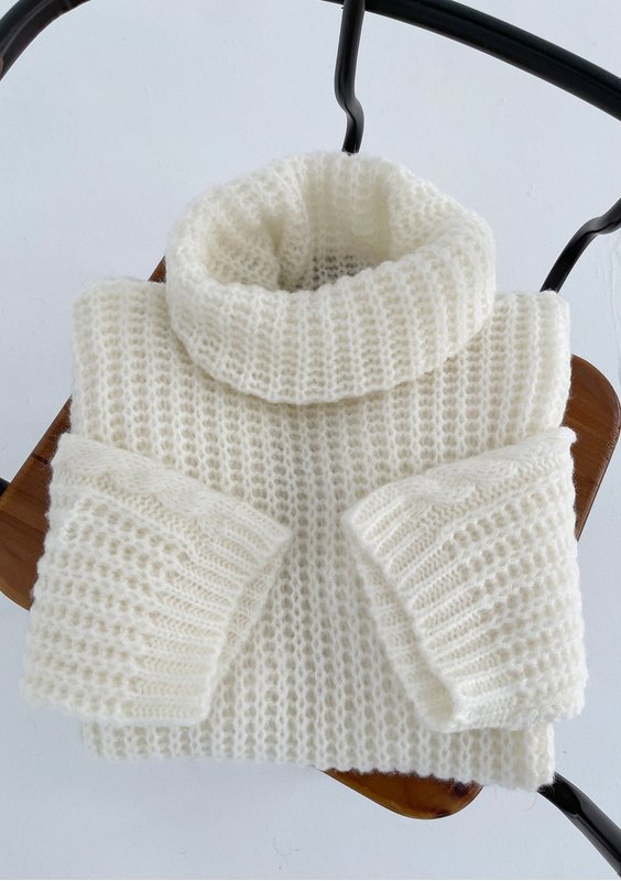 Ingrid - Loose ecru turtleneck sweater