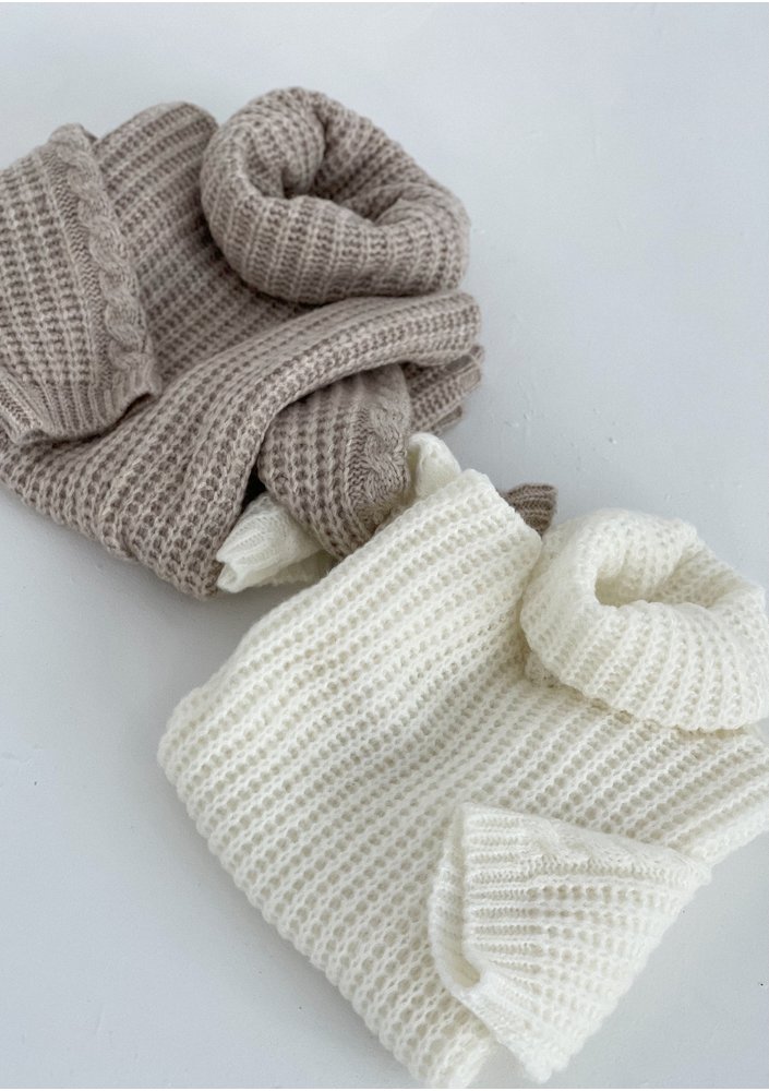 Ingrid - Luźny golf z warkoczem Ecru