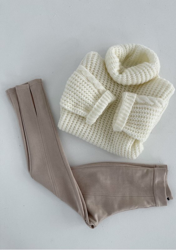 Ingrid - Loose ecru turtleneck sweater