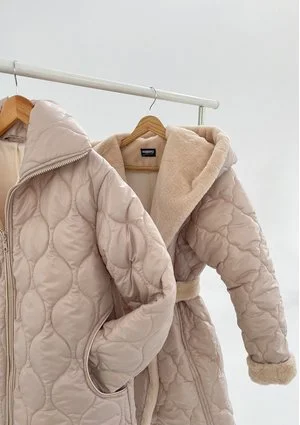 Numi - Pikowany płaszcz z futerkiem Beżowy