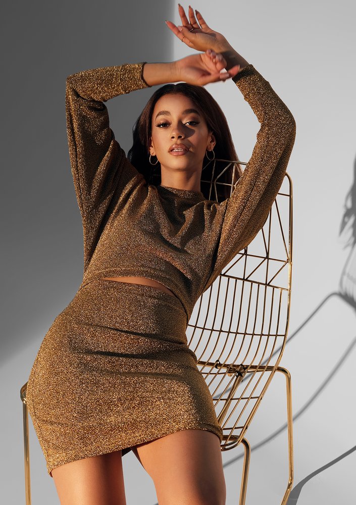 Louna - Sukienka z wycięciem Shiny Złota
