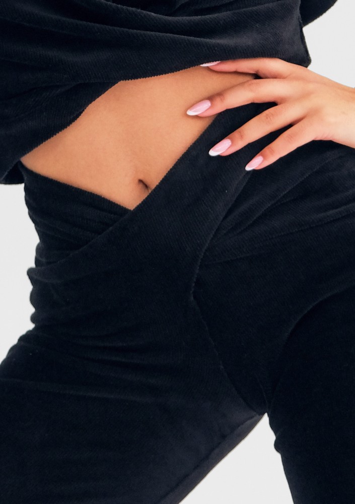 Umiko - Black velvet sweatpants