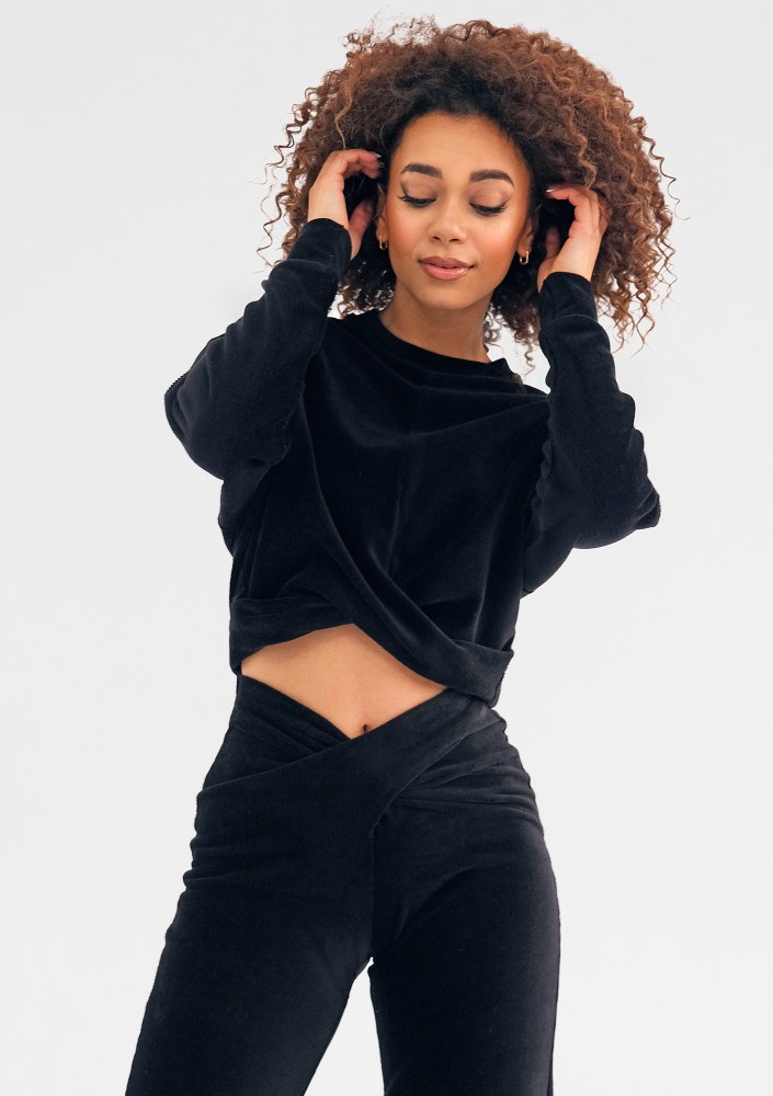 Umiko - Black velvet sweatshirt