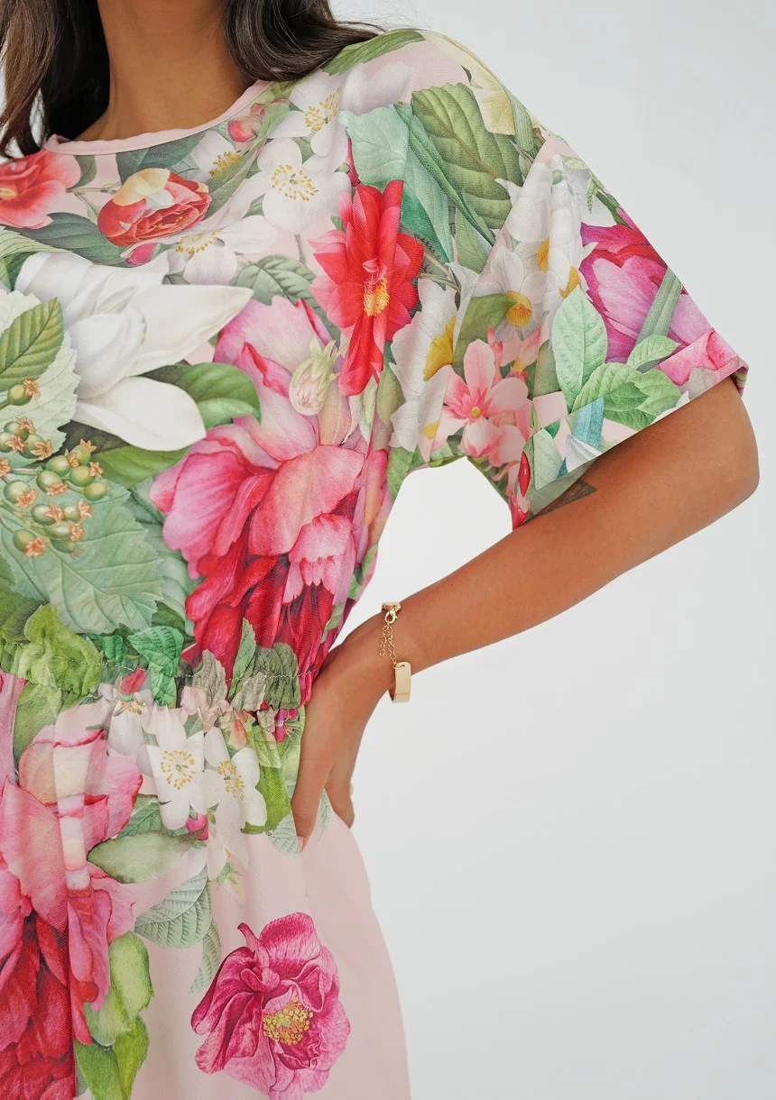 Greta - Sukienka midi z kwiatowym dekoltem Pudrowa
