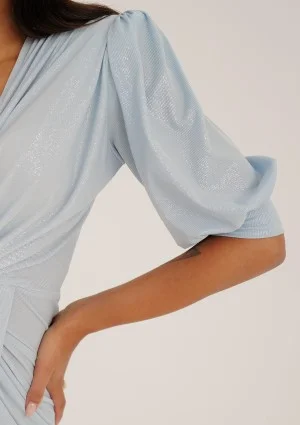 Zoela - Błyszcząca sukienka z bufkami Błękitna