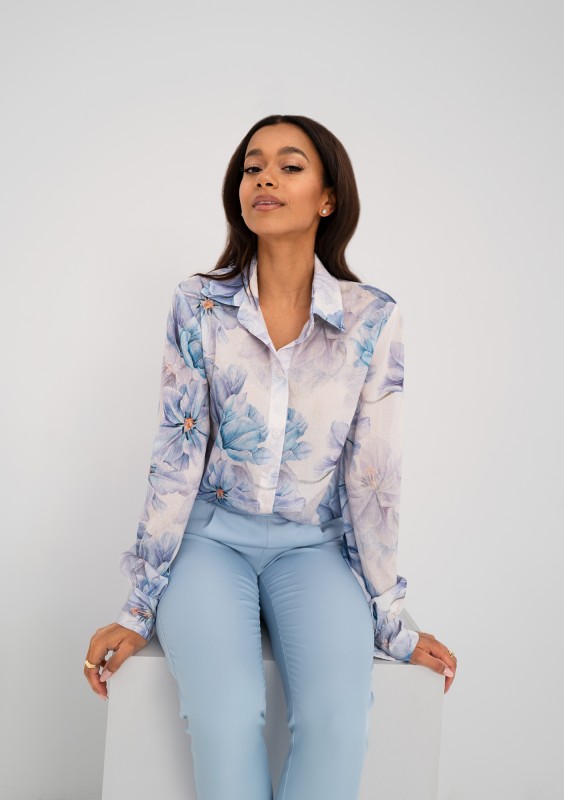 Dayla - Ecru shirt with a blue flowers print