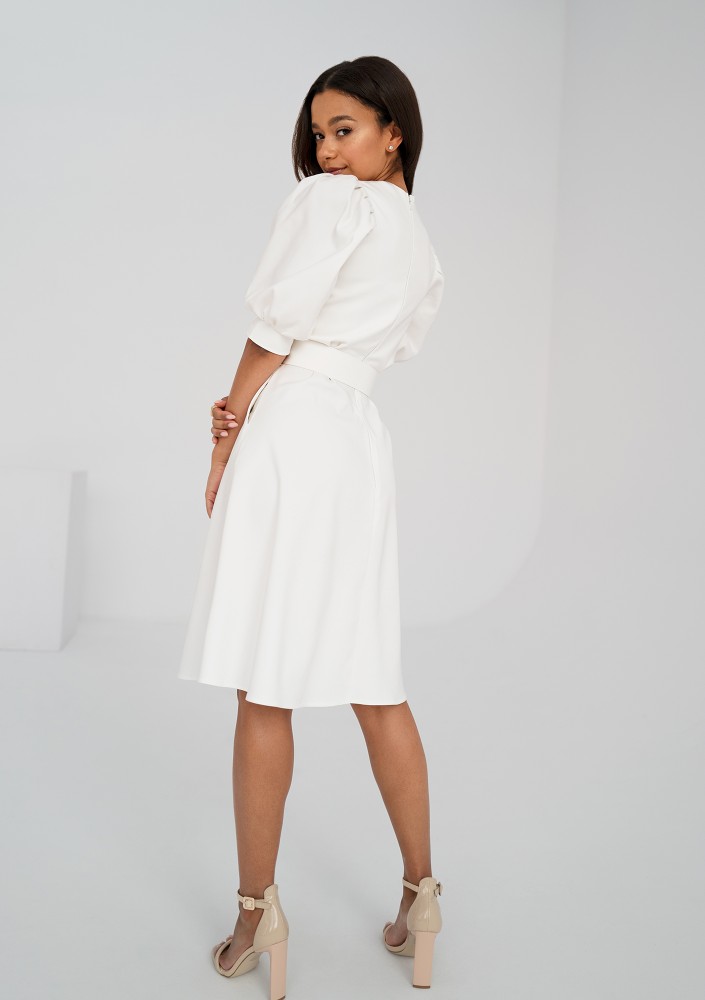 Lindy - Rozkloszowana sukienka z paskiem Ecru