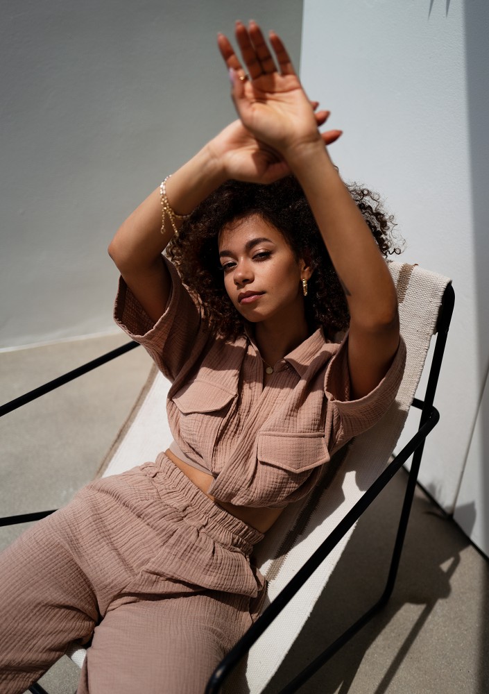 Thera - Koszula damska crop z muślinu Beżowa