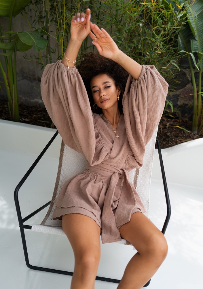 Capri - Beige muslin frilled shorts