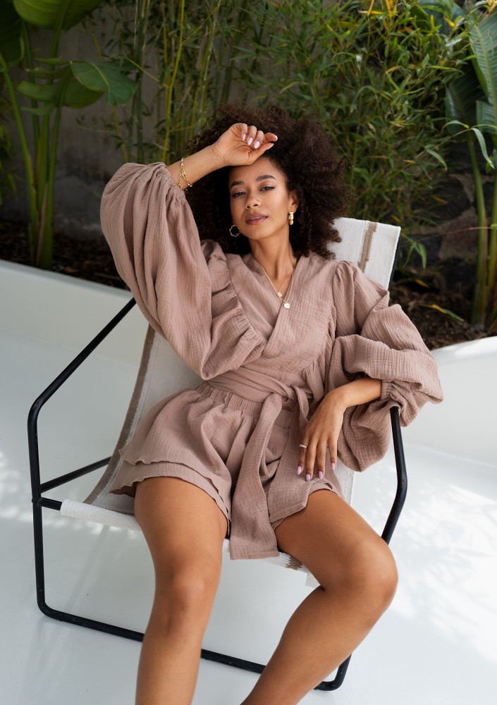 Capri - Beige muslin frilled shorts