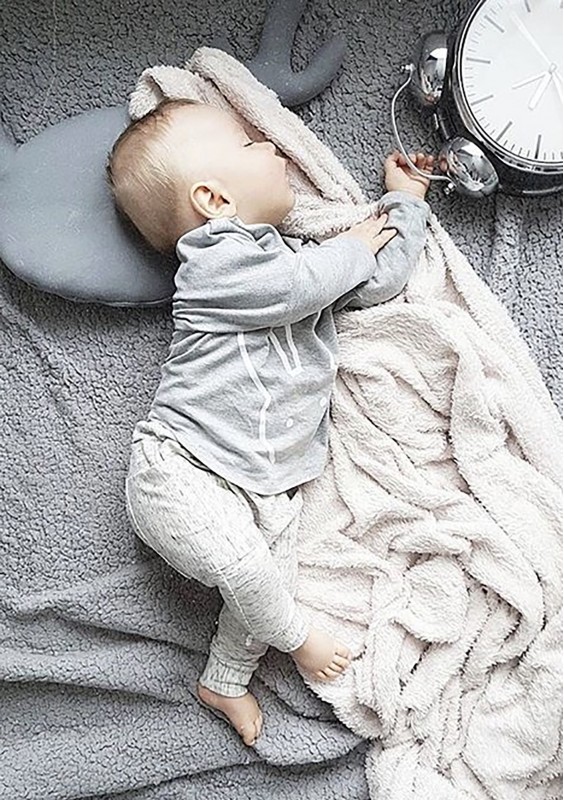 Szara bluza dla dzieci z motywem króliczka