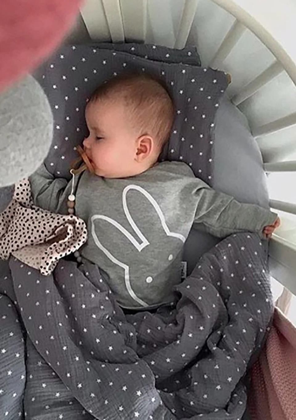 Grey kids sweatshirt wit a bunny print