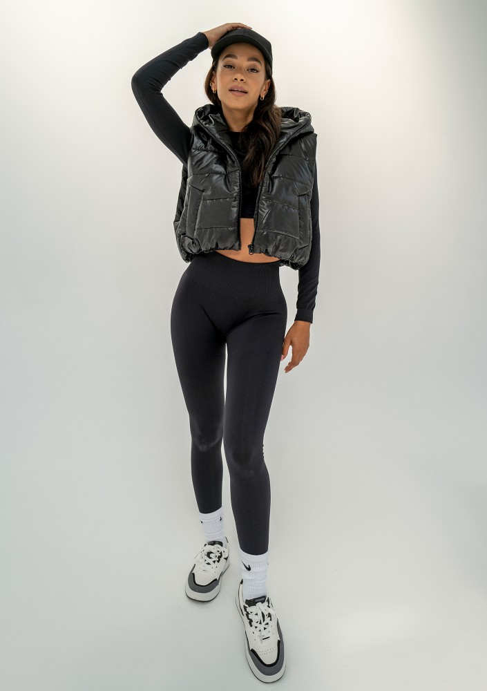 Ezzy - Short black quilted sleeveless jacket