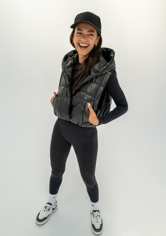 Ezzy - Short black quilted sleeveless jacket