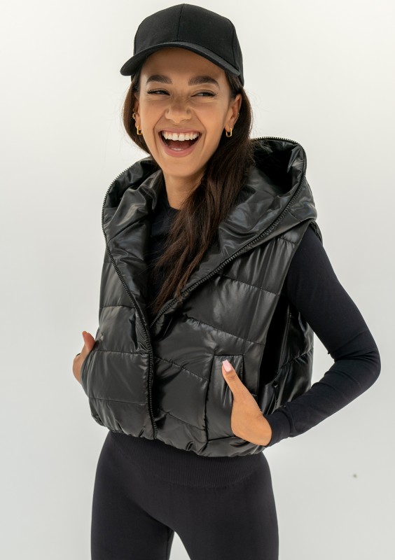 Ezzy - Short black quilted sleeveless jacket