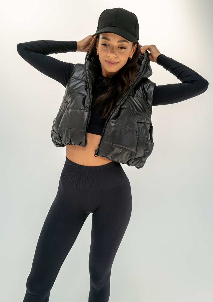 Ezzy - Short black quilted sleeveless jacket
